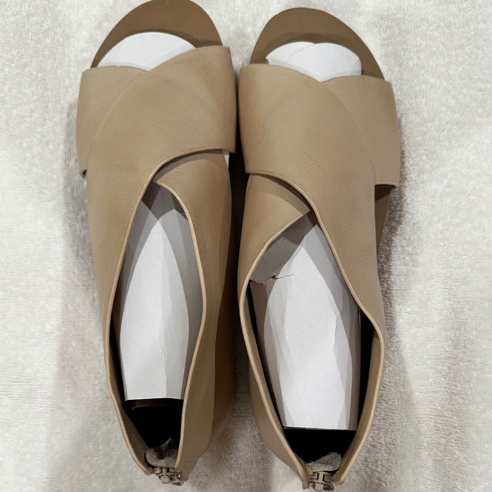 Volatile sandals